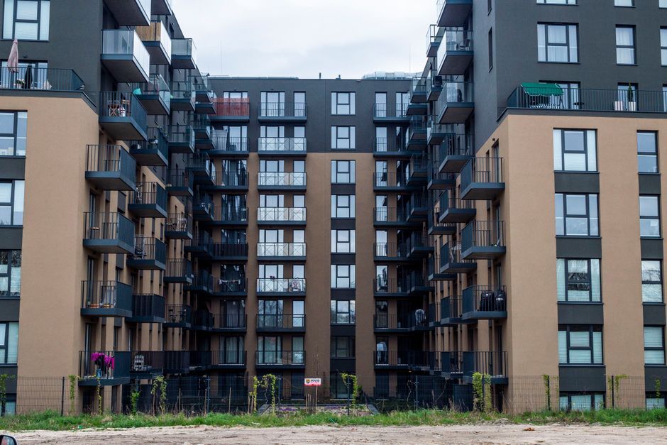 New apartment buildings around a courtyard with unfinished grounds